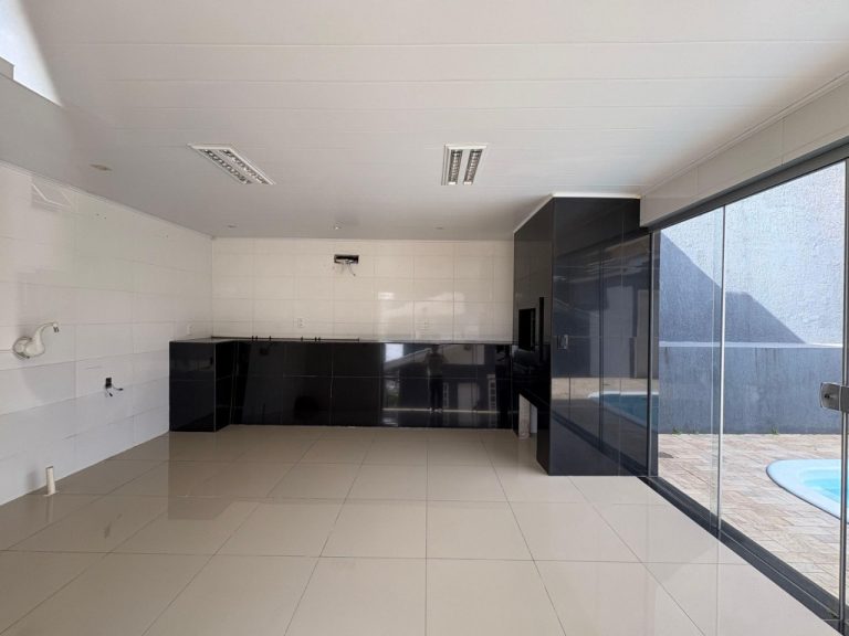 CASA TRÊS DORMITÓRIOS, SALÃO DE FESTAS E PISCINA NO BOA VISTA