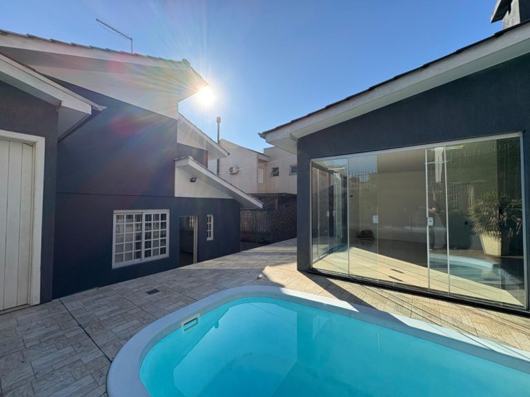 CASA TRÊS DORMITÓRIOS, SALÃO DE FESTAS E PISCINA NO BOA VISTA