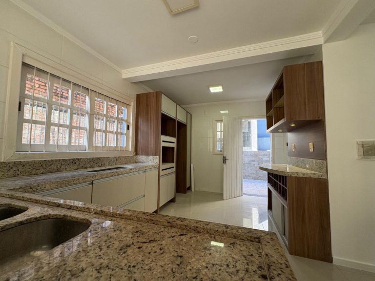 CASA TRÊS DORMITÓRIOS, SALÃO DE FESTAS E PISCINA NO BOA VISTA