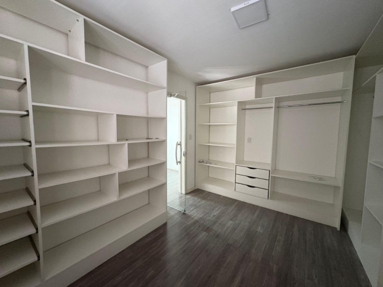 CASA TRÊS DORMITÓRIOS, SALÃO DE FESTAS E PISCINA NO BOA VISTA