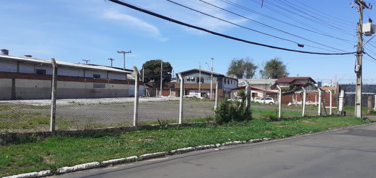 TERRENO PLANO COM TRÊS FRENTES NO LIBERDADE TERRENO PLANO COM TRÊS FRENTES NO LIBERDADE