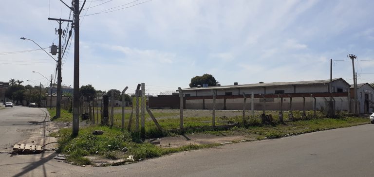 TERRENO PLANO COM TRÊS FRENTES NO LIBERDADE TERRENO PLANO COM TRÊS FRENTES NO LIBERDADE