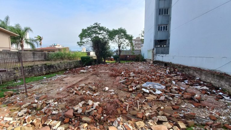TERRENO PLANO COM 432,30 M2 NO PÁTRIA NOVA