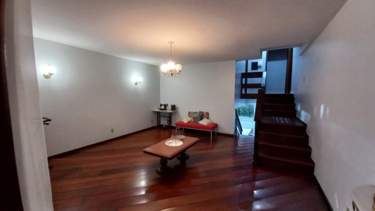 CASA COM 3 DORMITÓRIOS, SENDO UM SUÍTE, NO OURO BRANCO