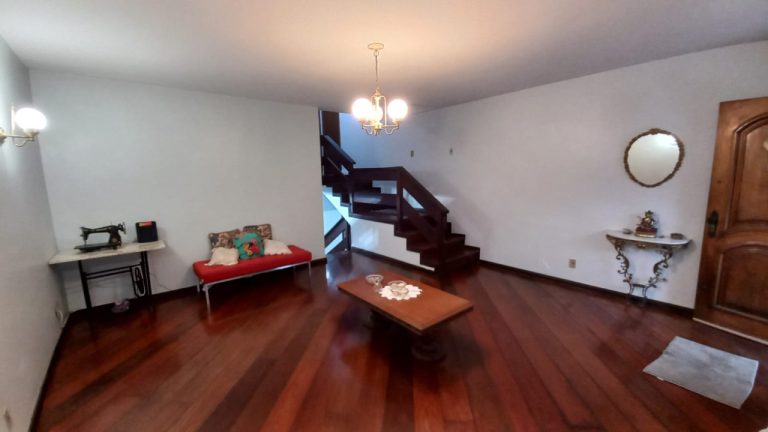 CASA COM 3 DORMITÓRIOS, SENDO UM SUÍTE, NO OURO BRANCO