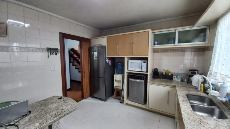 CASA COM 3 DORMITÓRIOS, SENDO UM SUÍTE, NO OURO BRANCO