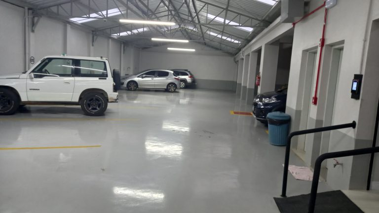 APARTAMENTO COM 1 DORMITÓRIO, UMA GARAGEM NO CENTRO