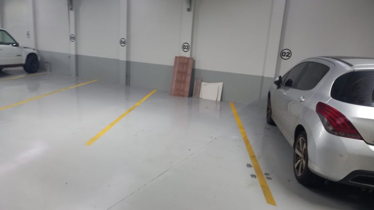 APARTAMENTO COM 1 DORMITÓRIO, UMA GARAGEM NO CENTRO