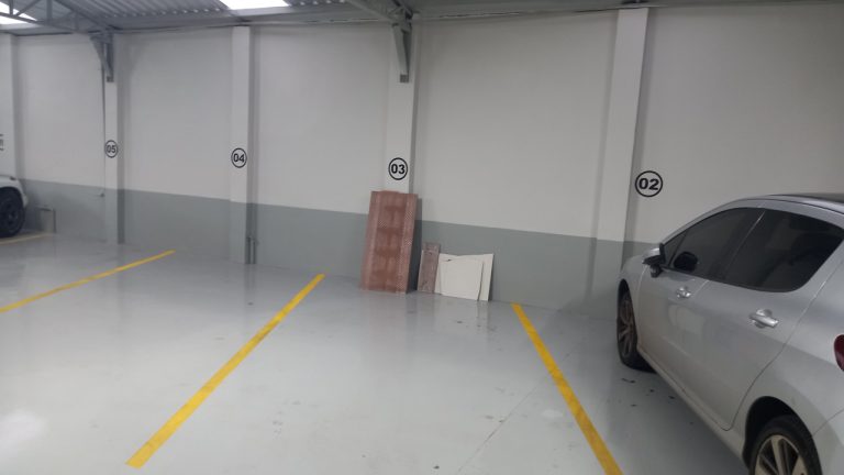 APARTAMENTO COM 1 DORMITÓRIO, UMA GARAGEM NO CENTRO