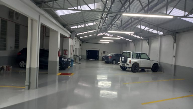 APARTAMENTO COM 1 DORMITÓRIO, UMA GARAGEM NO CENTRO