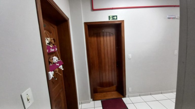 APARTAMENTO COM 1 DORMITÓRIO, UMA GARAGEM NO CENTRO