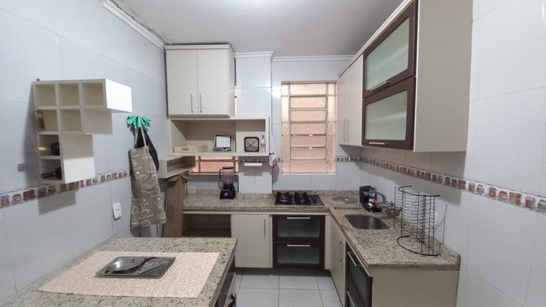 APARTAMENTO COM 1 DORMITÓRIO, UMA GARAGEM NO CENTRO