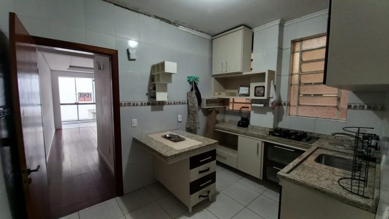 APARTAMENTO COM 1 DORMITÓRIO, UMA GARAGEM NO CENTRO
