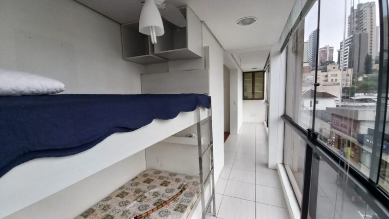 APARTAMENTO COM 1 DORMITÓRIO, UMA GARAGEM NO CENTRO