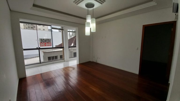 APARTAMENTO COM 1 DORMITÓRIO, UMA GARAGEM NO CENTRO
