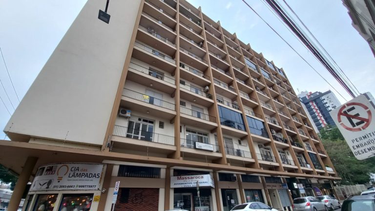 APARTAMENTO COM 1 DORMITÓRIO, UMA GARAGEM NO CENTRO