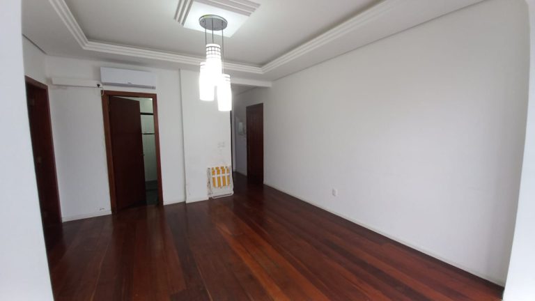 APARTAMENTO COM 1 DORMITÓRIO, UMA GARAGEM NO CENTRO