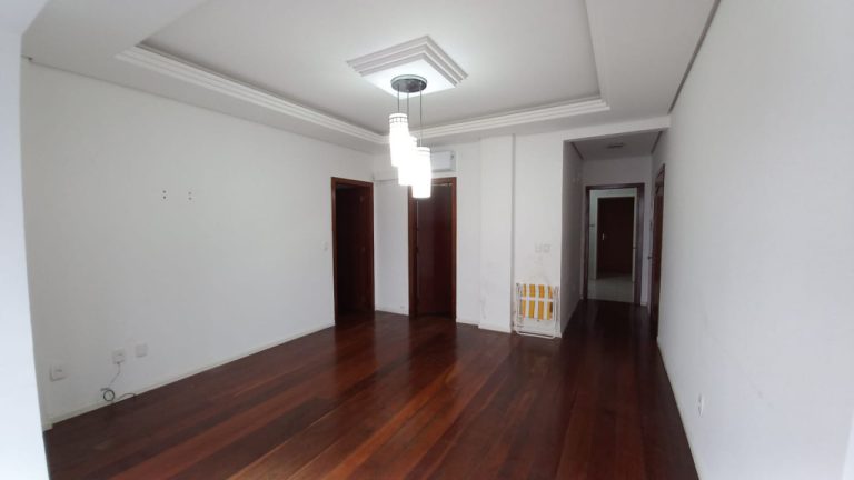 APARTAMENTO COM 1 DORMITÓRIO, UMA GARAGEM NO CENTRO