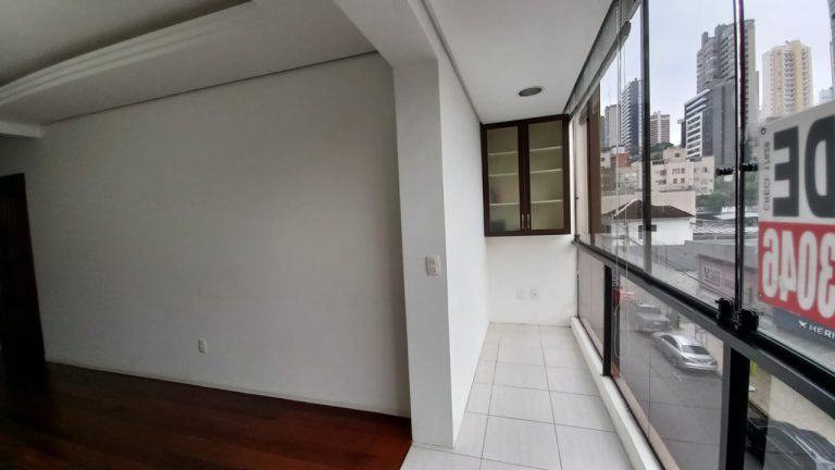 APARTAMENTO COM 1 DORMITÓRIO, UMA GARAGEM NO CENTRO