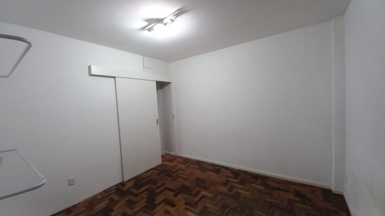 APARTAMENTO COM 1 DORMITÓRIO, UMA GARAGEM NO CENTRO