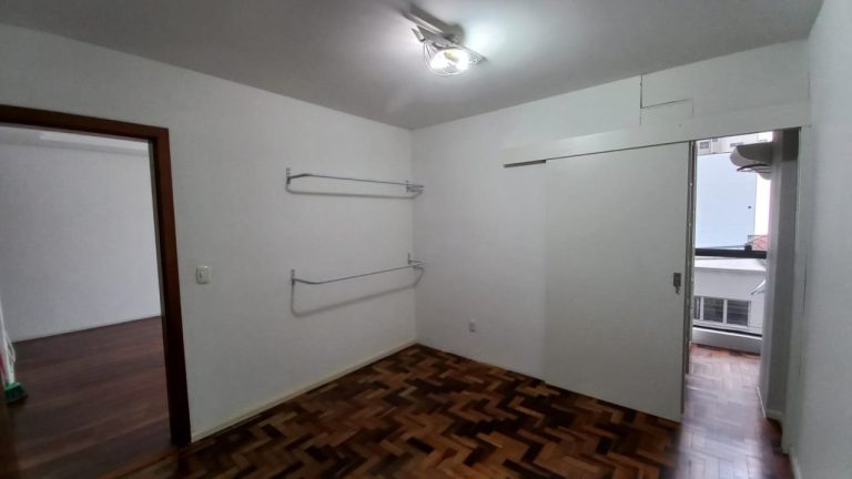 APARTAMENTO COM 1 DORMITÓRIO, UMA GARAGEM NO CENTRO