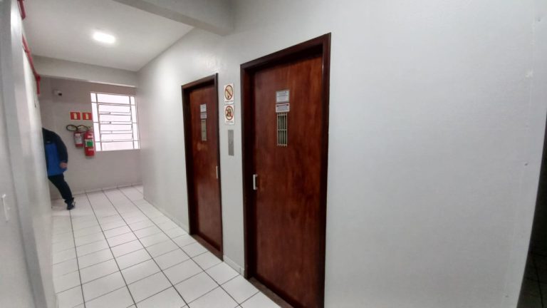 APARTAMENTO COM 1 DORMITÓRIO, UMA GARAGEM NO CENTRO