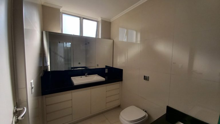 CASA COM 4 DORMITÓRIOS, SENDO DUAS SUÍTES NO BOA VISTA