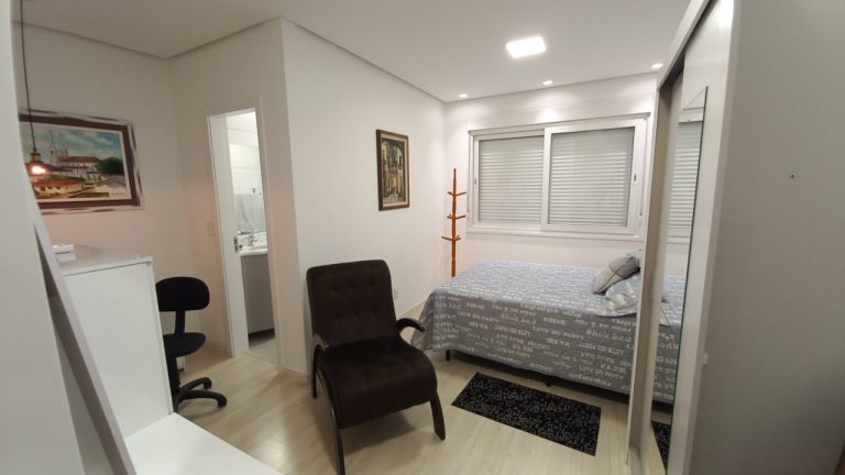 APARTAMENTO COM 2 DORMITÓRIOS, SENDO UM SUÍTE, DUAS GARAGENS NO GUARANI