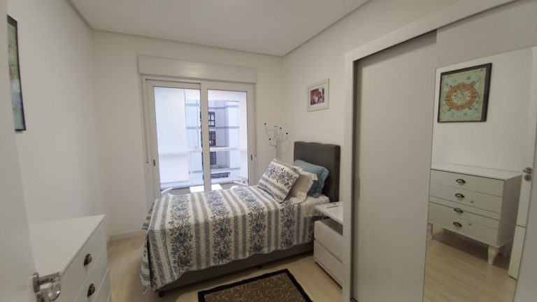 APARTAMENTO COM 2 DORMITÓRIOS, SENDO UM SUÍTE, DUAS GARAGENS NO GUARANI