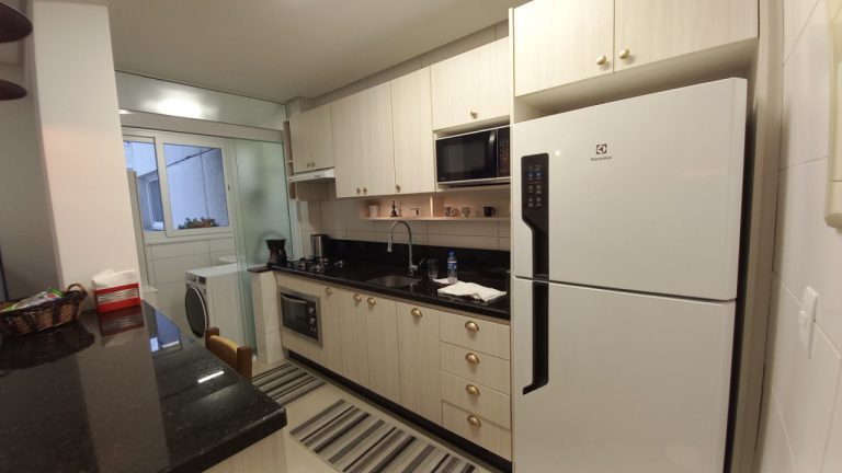 APARTAMENTO COM 2 DORMITÓRIOS, SENDO UM SUÍTE, DUAS GARAGENS NO GUARANI