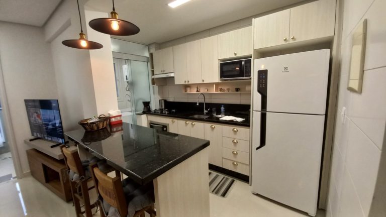 APARTAMENTO COM 2 DORMITÓRIOS, SENDO UM SUÍTE, DUAS GARAGENS NO GUARANI