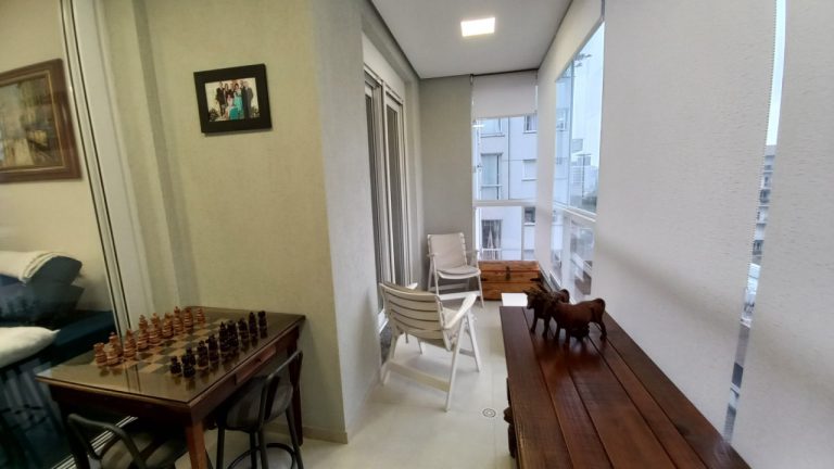 APARTAMENTO COM 2 DORMITÓRIOS, SENDO UM SUÍTE, DUAS GARAGENS NO GUARANI