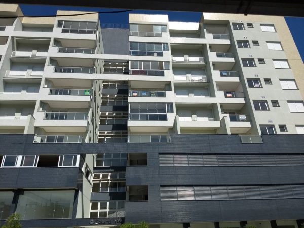 APARTAMENTO COM 2 DORMITÓRIOS, SENDO UM SUÍTE, DUAS GARAGENS NO GUARANI