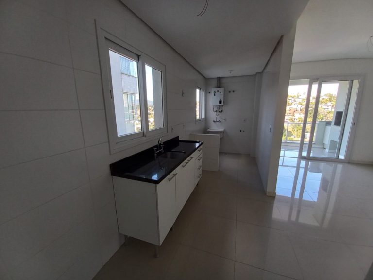 APARTAMENTO COM 2 DORMITÓRIOS, SENDO UM SUÍTE, DUAS GARAGENS NO GUARANI