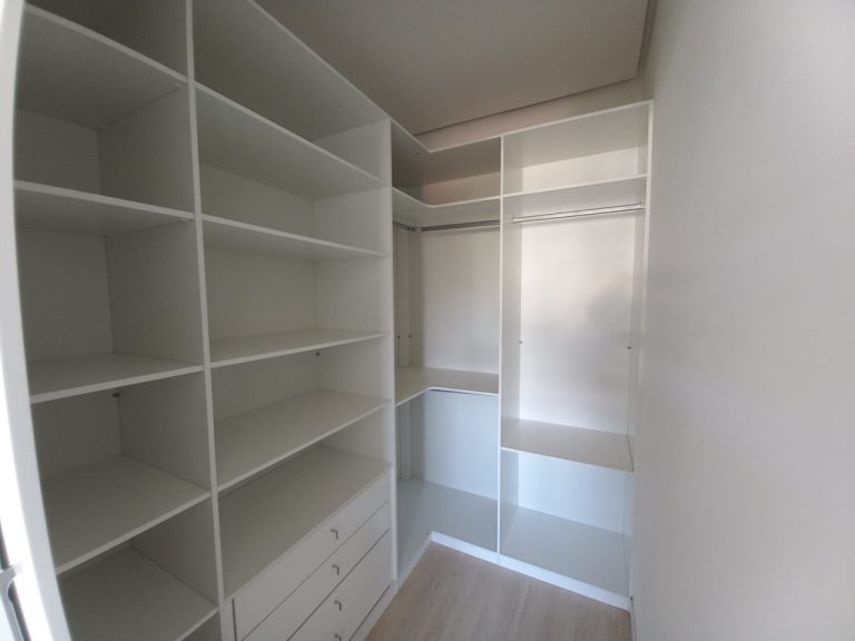 APARTAMENTO COM 2 DORMITÓRIOS, SENDO UM SUÍTE, DUAS GARAGENS NO GUARANI