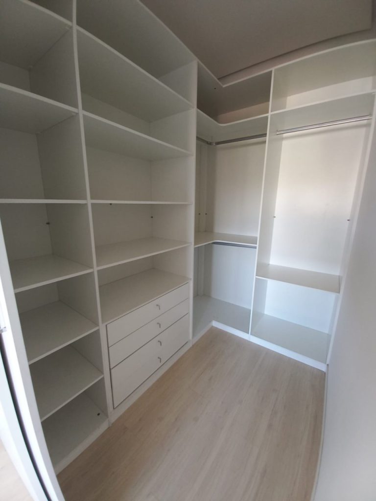 APARTAMENTO COM 2 DORMITÓRIOS, SENDO UM SUÍTE, DUAS GARAGENS NO GUARANI
