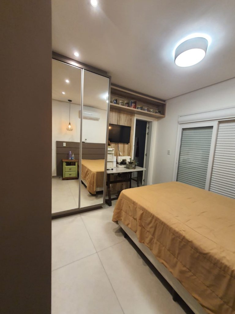 CASA EM CONDOMÍNIO COM 3 DORMITÓRIOS, SENDO DUAS SUÍTES, GARAGEM PARA DOIS CARROS