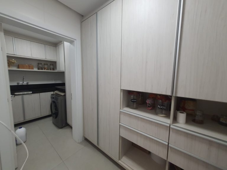 CASA EM CONDOMÍNIO COM 3 DORMITÓRIOS, SENDO DUAS SUÍTES, GARAGEM PARA DOIS CARROS