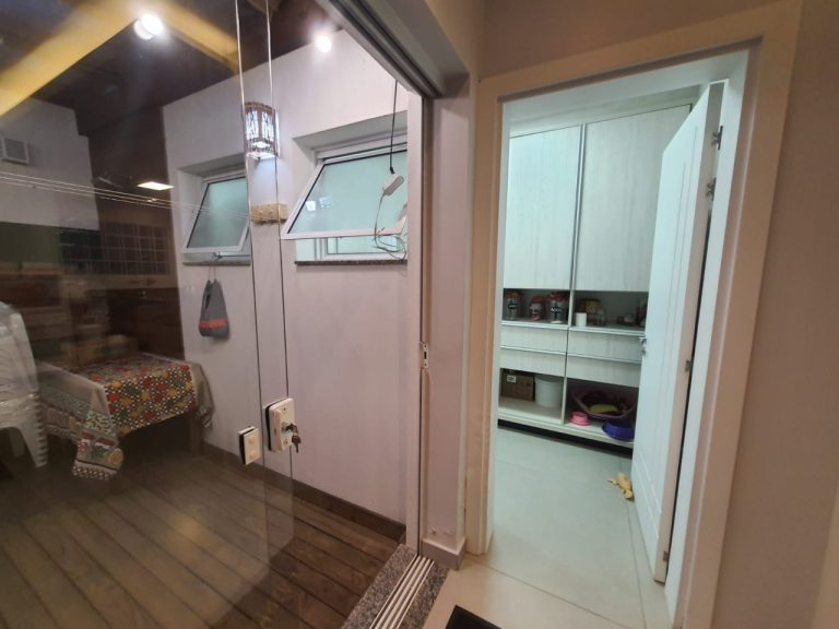 CASA EM CONDOMÍNIO COM 3 DORMITÓRIOS, SENDO DUAS SUÍTES, GARAGEM PARA DOIS CARROS