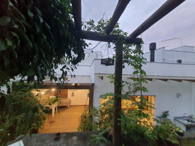 CASA EM CONDOMÍNIO COM 3 DORMITÓRIOS, SENDO DUAS SUÍTES, GARAGEM PARA DOIS CARROS