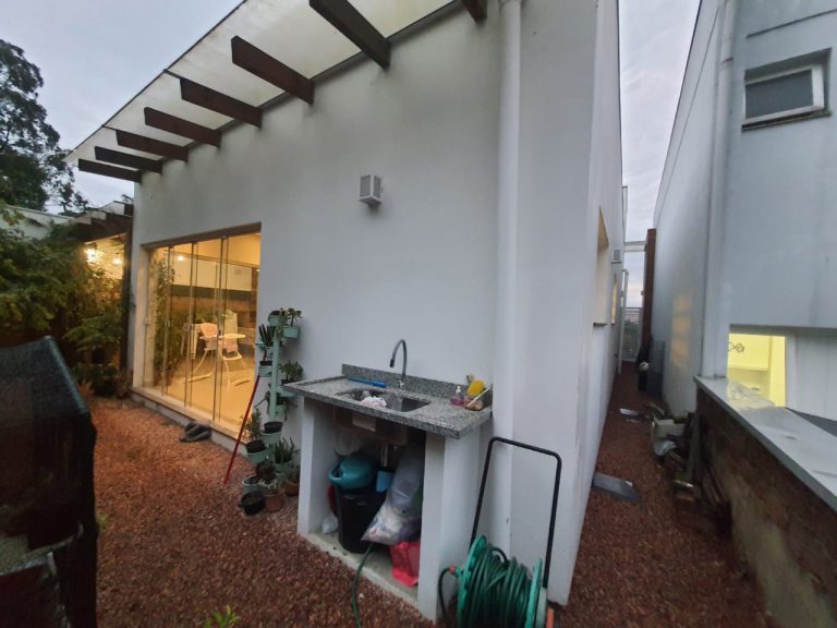 CASA EM CONDOMÍNIO COM 3 DORMITÓRIOS, SENDO DUAS SUÍTES, GARAGEM PARA DOIS CARROS