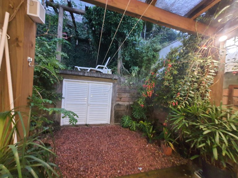 CASA EM CONDOMÍNIO COM 3 DORMITÓRIOS, SENDO DUAS SUÍTES, GARAGEM PARA DOIS CARROS
