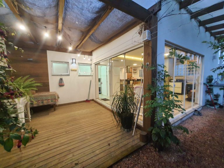 CASA EM CONDOMÍNIO COM 3 DORMITÓRIOS, SENDO DUAS SUÍTES, GARAGEM PARA DOIS CARROS