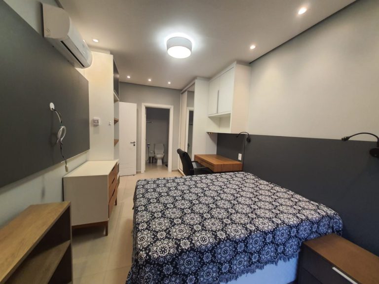 CASA EM CONDOMÍNIO COM 3 DORMITÓRIOS, SENDO DUAS SUÍTES, GARAGEM PARA DOIS CARROS