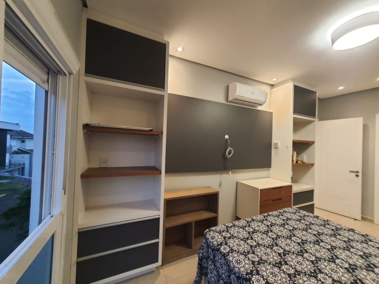 CASA EM CONDOMÍNIO COM 3 DORMITÓRIOS, SENDO DUAS SUÍTES, GARAGEM PARA DOIS CARROS
