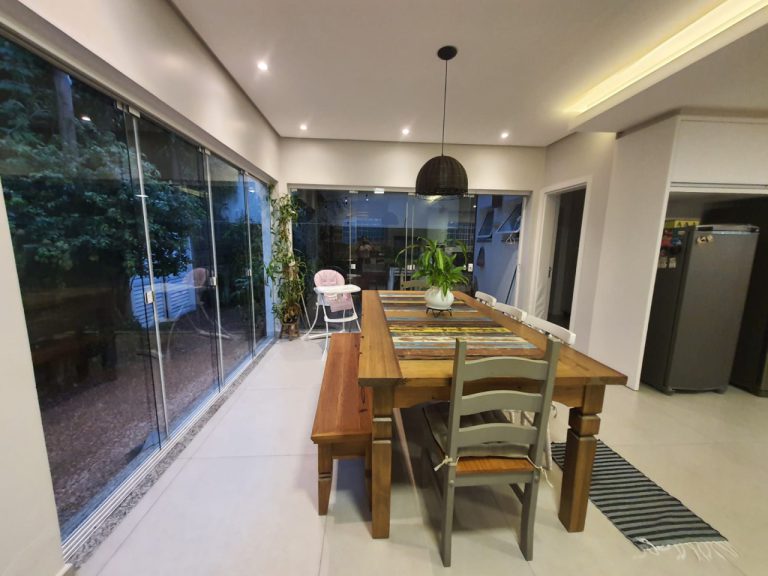 CASA EM CONDOMÍNIO COM 3 DORMITÓRIOS, SENDO DUAS SUÍTES, GARAGEM PARA DOIS CARROS