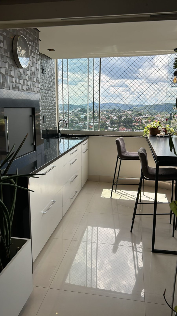 APARTAMENTO COM 3 SUÍTES, SENDO UMA MÁSTER, TRÊS VAGAS DE GARAGENS NA MAURÍCIO CARDOSO