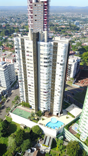 APARTAMENTO COM 3 SUÍTES, SENDO UMA MÁSTER, TRÊS VAGAS DE GARAGENS NA MAURÍCIO CARDOSO