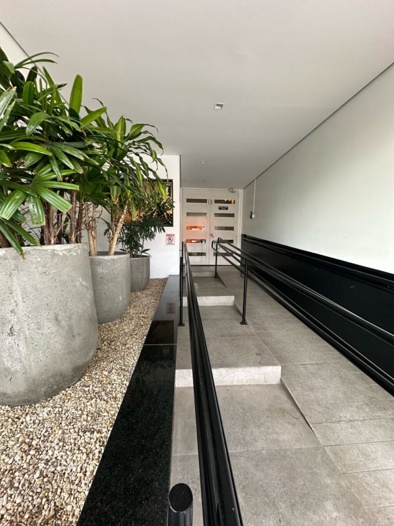 APARTAMENTO DUPLEX COM 2 DORMITÓRIOS, UMA VAGA DE GARAGEM, NO IDEAL