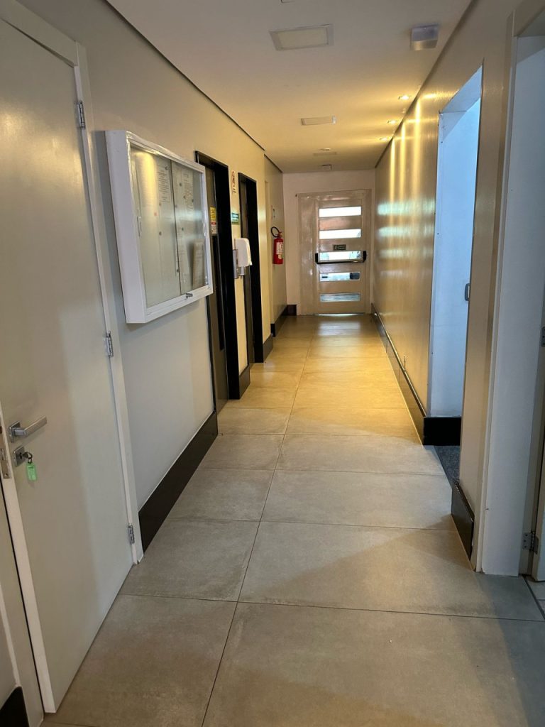 APARTAMENTO DUPLEX COM 2 DORMITÓRIOS, UMA VAGA DE GARAGEM, NO IDEAL